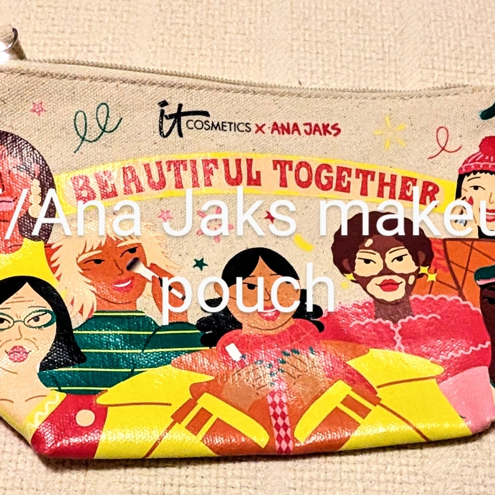 IT cosmetics/ Ana Jaks makeup bag